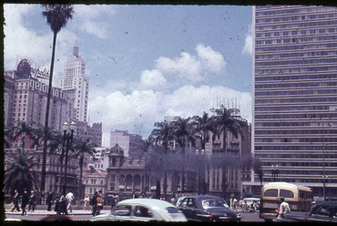 São Paulo, a Praça Ramos de Azevedo, szürke füstőt okádó busszal. A baloldali toronyház az Altino Arantes-épület (Plínio Botelho do Amaral, 1939-1947)