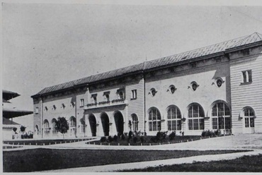 Budapest, Lóversenytér (ma Kincsem Park), II. osztályú tribün 1926-ban, tervező: Münnich Aladár és Wellisch Andor (Magyar Építőművészet, 1926/3-4., 3. o.) 