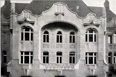 Budapest, Arany János utca 25. homlokzati részlete 1907-ben, tervező: Wellisch Alfréd (Magyar Pályázatok, 1907/11., 13. o.)