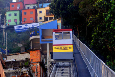Favela Santa Marta, az egyetlen tömegközlekedési eszköz, a sikló. André Sampaio felvétele, forrás Wikimedia Commons.