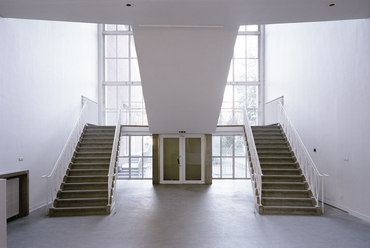 Francesca Torzo Architetto: Z33, Hasselt, Belgium. A régebbi szárny lépcsőháza. Fotó: Gion von Albertini, forrás: Z33