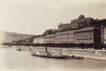 A királyi palota a Széchenyi lánchídról nézve, 1895–1899 között. Fortepan / Budapest Főváros Levéltára. Levéltári jelzet: HU.BFL.XV.19.d.1.08.039