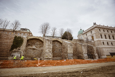 A nyugati támpilléres várfal kiegészítéseinek bontása során is középkori részletek tárultak fel, Fotó: Várkapitányság