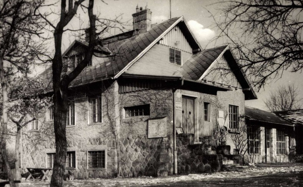 Csobánka, Kevélynyereg, turistaház 1960 körül, tervező: Hamburger István (képeslap a szerző gyűjteményéből)