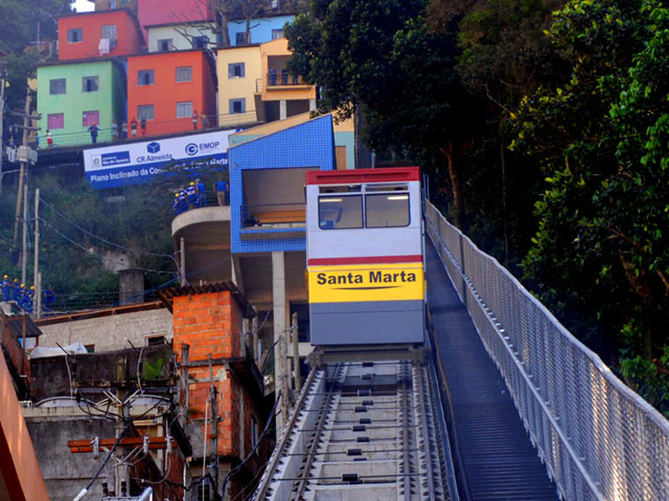 Favela Santa Marta, az egyetlen tömegközlekedési eszköz, a sikló. André Sampaio felvétele, forrás Wikimedia Commons.