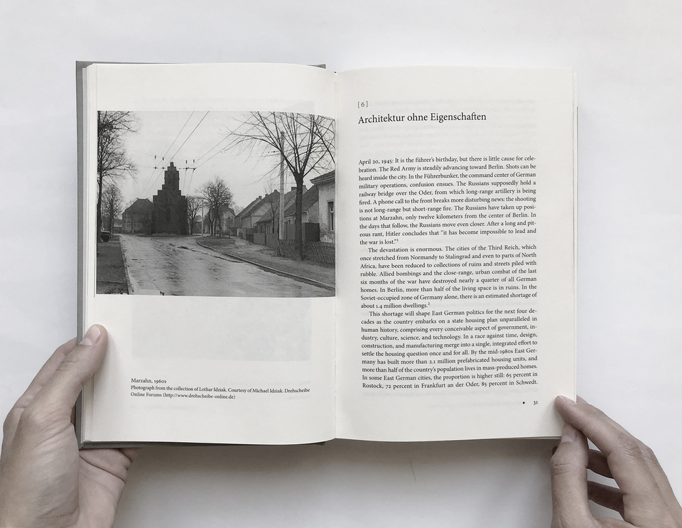 Reinier de Graaf Four Walls and a Roof - The Complex Nature of a Simple Profession c. könyv - fotó: Perényi Flóra
