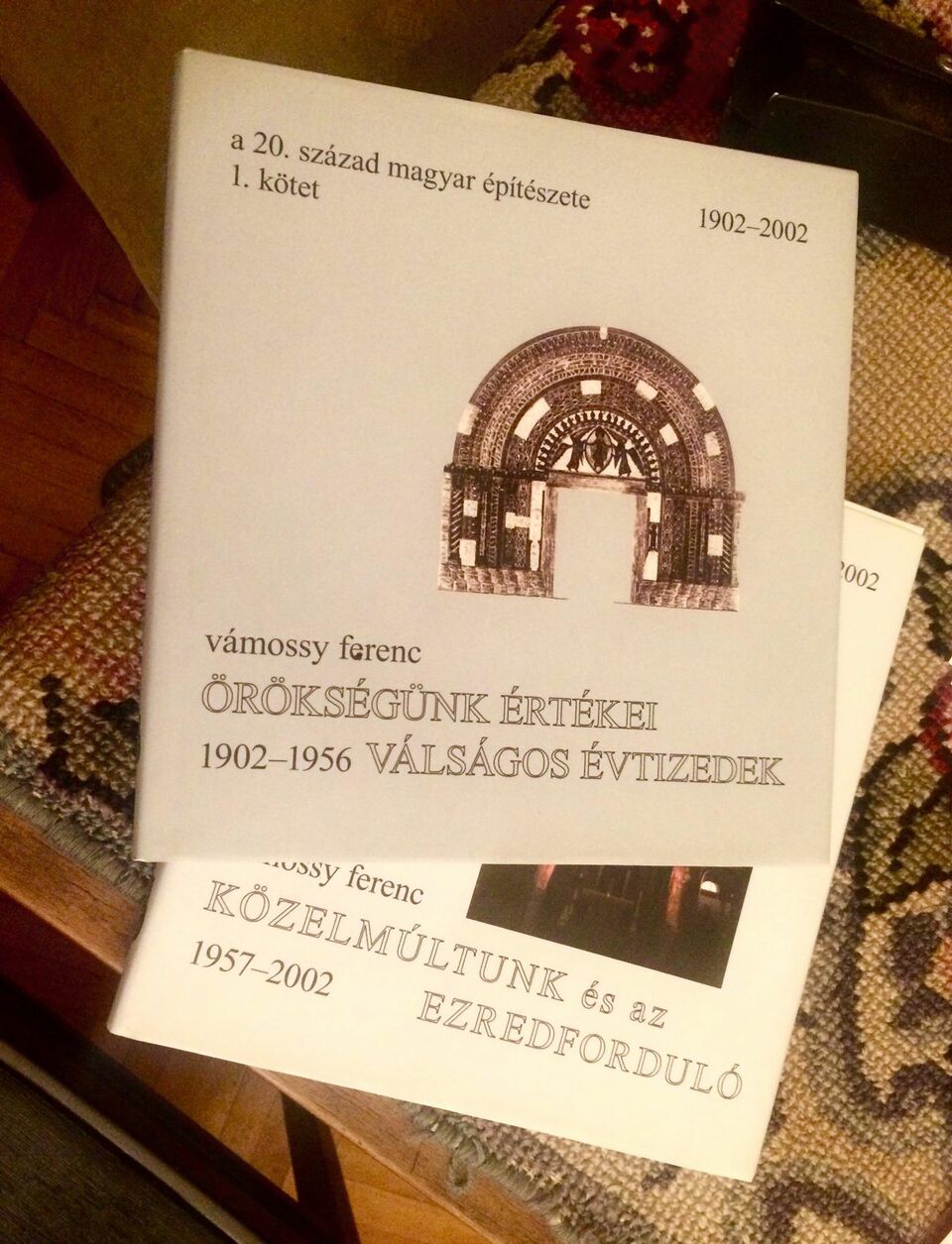 Vámossy Ferenc könyvei az építészettörténet meghatározó művei. A szerző fotói.