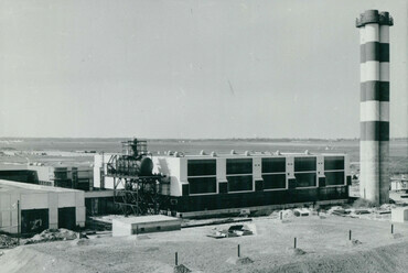 A Ferihegyi repülőtér hőenergiaellátó és vízkezelési épülete az 1980-as években (Fotó UVATERV  Lechner Fotótár)