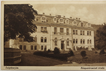 Salgótarján, Bányatársulati iroda (ma Megyei egészségbiztosítási iroda) 1925 körül, tervező: Fleischl Róbert. Képeslap a szerző gyűjteményéből