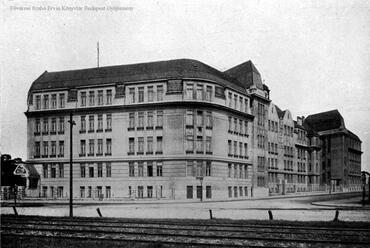 Budapest, a Soroksári úti elemi iskola és óvoda (ma: Jaschik Álmos Művészeti Szakgimnázium) elkészült épületének képe 1913-ból, tervező: Fleischl Róbert. Forrás: FSZEK Budapest Gyűjtemény, Erdélyi Mór felvétele