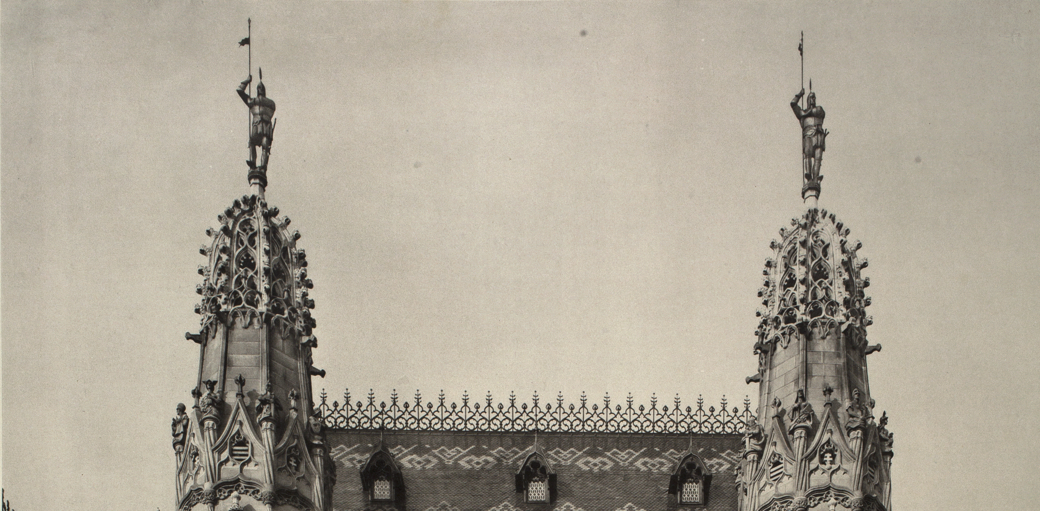 	A két rézvitéz a főhomlokzat tornyain, Fotó forrása: részlet a Fellner Albumban található homlokzati fotóról