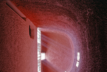Henry Plummer fényképeiből: Le Corbusier Notre Dame du Haut kápolnája, Ronchamp, Franciaország
