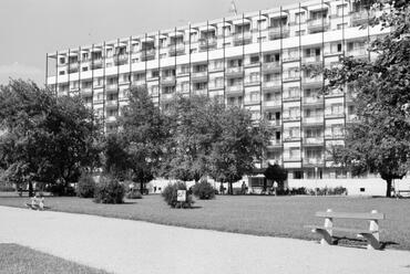Boruzs Bernát: 86 lakásos lakóház, Debrecen, Petőfi tér. 1964. Forrás: ÉM. Debreceni Tervező Vállalat 1960-65, 5. 