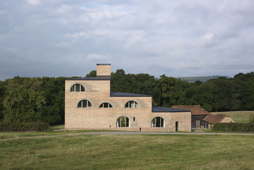  Adam Richards Architects: Nithurst Farm. A keleti oldal, a háttérben a megőrzött, korábbi kiszolgáló épületek. Fotó: Brotherton Lock