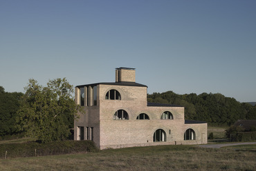  Adam Richards Architects: Nithurst Farm. Az ablakok azonos oldalán megjelenő, színezett téglafoltok a haladás illúzióját hivatottak kelteni. Fotó: Brotherton Lock