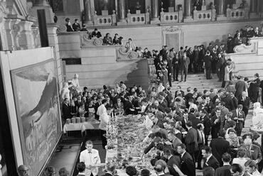 1969: Kossuth Lajos tér, az Igazságügyi Palota (ekkor Magyar Nemzeti Galéria) aulája. Balra A taorminai görög színház romjai, Forrás: Fortepan