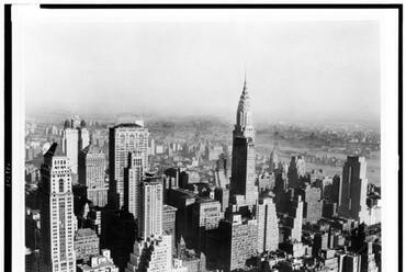 Mid-town Manhattan, felhőkarcolók a Chrysler Buildinggel. Fotó: William Frange, 1931. Forrás: Library of Congress