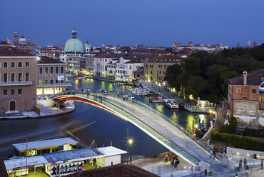A Canal Grande negyedik hídja, Velence, 1996-2008. Fotó © Burg / Schuh, Palladium Photodesign, a Museo e Real Bosco di Capodimonte jóvoltából