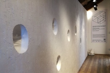 Kiállítás a Velencei Biennále hivatalos társeseményén a Palazzo Mora tetőterében, 2018 - fotó: Széchenyi István Egyetem Épülettervezési Tanszék archívuma