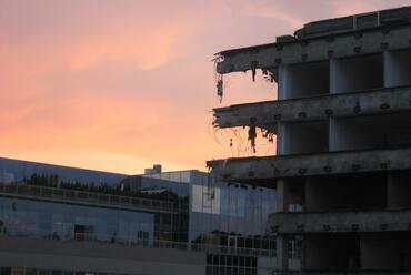 A volt Ipari Minisztérium épületének bontása. A szerző felvétele.
