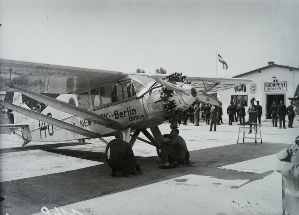 A Mátyásföldi repülőtér 1927-ben, Chamberlin és Levine óceánrepülők Wright-Bellanca típusú repülőgépe (Fotó: Magyar Műszaki és Közlekedési Múzeum, Fortepan)