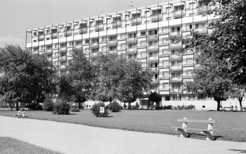 Boruzs Bernát: 86 lakásos lakóház, Debrecen, Petőfi tér. 1964. Forrás: ÉM. Debreceni Tervező Vállalat 1960-65, 5. 
