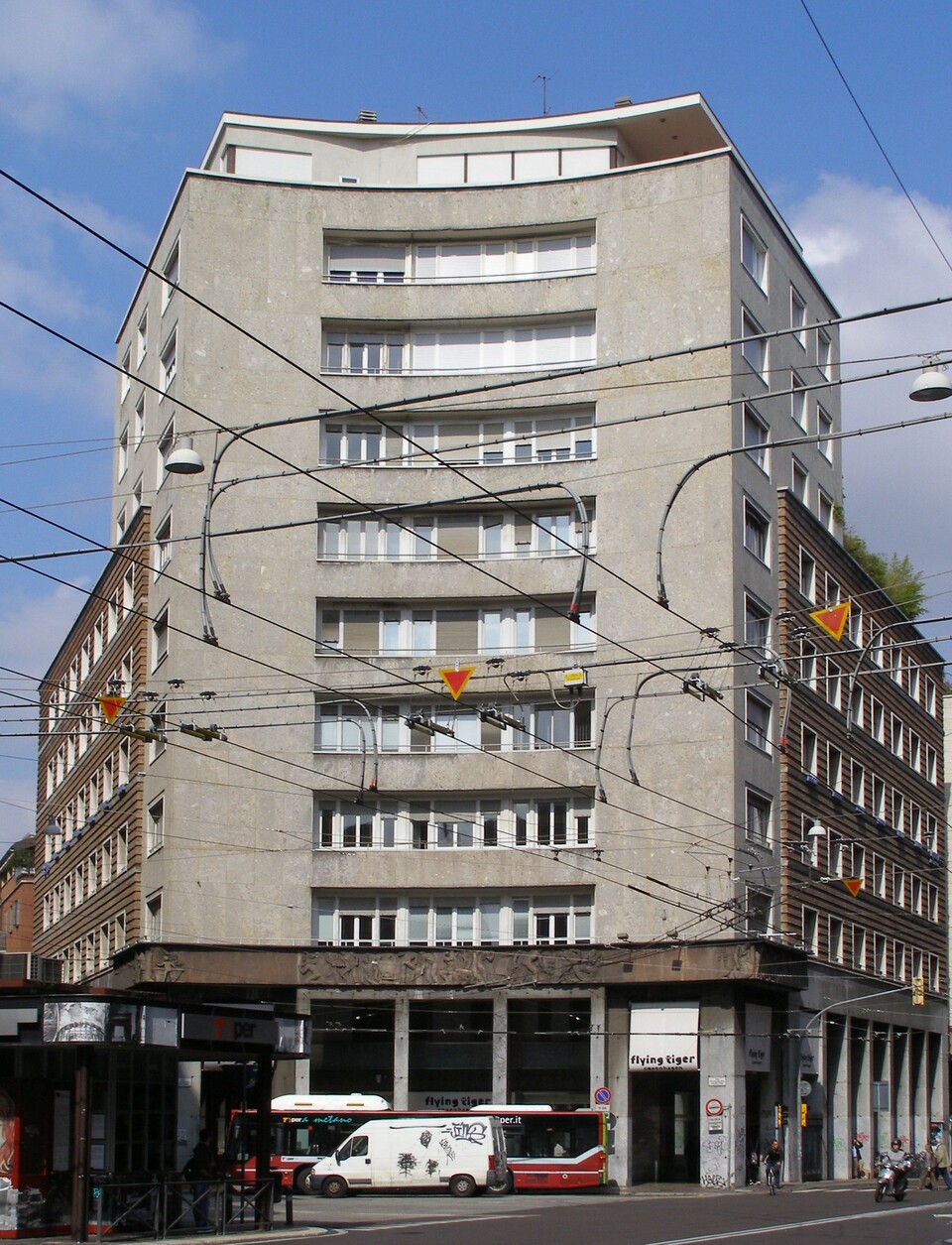 Bologna, Via Marconi -hajdan Via Roma, Palazzo  del Gas, Alberto Legnani és Luciano Petrucci, konzulens: Giuseppe Vaccaro, 1935-36. Fotó: Lampert Rózsa