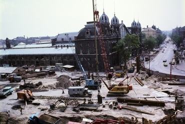 1978 - Magyarország,Budapest VI. Nyugati (Marx) tér az aluljáró és a felüjáró építési munkálatai alatt. Szemben a Nyugati pályaudvar és a Teréz (Lenin) körút. Forrás: Fortepan, adományozó: Uvaterv