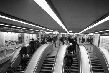 1982 - Magyarország,Budapest VI. Nyugati (Marx) tér, a metróállomás mozgólépcsője. Forrás: Fortepan, adományozó: Magyar Rendőr