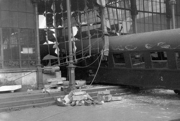 1962 - Magyarország,Budapest VI. Nyugati pályaudvar, a Teréz (Lenin) körútra baleset következtében kifutott vasúti kocsi. A felvétel 1962. október 4-én készült. Forrás: Fortepan, adományozó: Magyar Rendőr