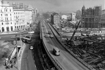 Felüljáró a Nyugati (Marx) téren, 1982. Forrás: Ilyenisvoltbudapest.hu A képekhez tartozó információk a www.ilyenisvoltbudapest.hu honlapról származnak.