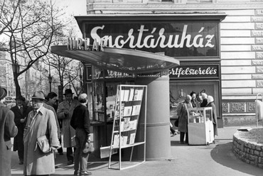 Hírlapárus pavilon a Teréz (Lenin) körút - Nyugati (Marx) tér sarkán 1964-ben. Háttérben a MÁV igazgatósági épülete. Forrás: Fortepan / Budapest Főváros Levéltára. Levéltári jelzet: HU_BFL_XV_19_c_12