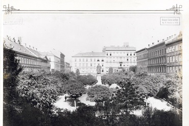 A József nádor tér 1880-1890 között, a háttérben balra a Gross-házzal.  Az eredeti fotó készítője: Klösz György, Kép forrása: Wikipedia