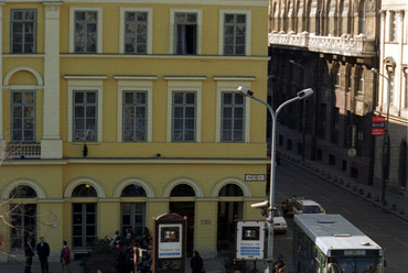 Kisbetétesek sora a Postabank-székház előtt az 1997-ben kitört bankpánik idején, Kép forrása: A Szellemvárosok Magyarországon - Elhagyatva, POSTABANK Budapest szívében című írás illusztrációi, szellemvarosok.blog.hu