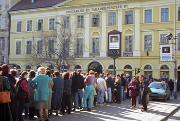 Kisbetétesek sora a Postabank-székház előtt az 1997-ben kitört bankpánik idején, Kép forrása: A Szellemvárosok Magyarországon - Elhagyatva, POSTABANK Budapest szívében című írás illusztrációi, szellemvarosok.blog.hu