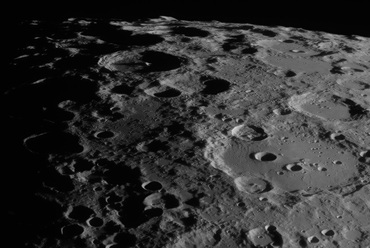 Holdi terminátor: Az holdi nappal és éjszaka határa, a terminátor borotvaéles, hiszen nincs a Holdnak légköre, ami az alkonyat jelenségét idézné elő. A magas kráterperemeken még süt a nap, amikor a mélyedésekben már gyakorlatilag teljes a sötétség.