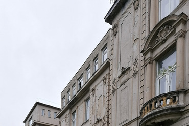 Az egykori Rendelőintézet (más néven 9-es épület) megviselt homlokzata a Városliget fasorban. Fotó: Építészfórum