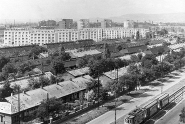 Az Üllői út 1970-ben, előtérben a húszas években menekültek százainak menedéket adó Mária Valéria telep még meglévő házsorai. Forrás:Fortepan / Ferencvárosi Helytörténeti Gyűjtemény