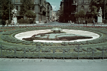 Szabadság tér, az irredenta emlékhely részlete 1941-ben. A szoborcsoportból balra az Észak (Kisfaludi Strobl Zsigmond, 1921), jobbra a Kelet (Pásztor János, 1921). Fotó: Fortepan / Miklós Lajos