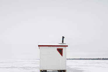 2020 Sony World Photography Awards, Professzionális pályázat, Építészet kategória – Nyertes: Sandra Herber (Kanada) sorozata – Ice Fishing Huts, Lake Winnipeg. Kép © Sandra Herber