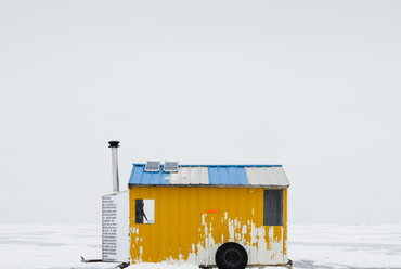 2020 Sony World Photography Awards, Professzionális pályázat, Építészet kategória – Nyertes: Sandra Herber (Kanada) sorozata – Ice Fishing Huts, Lake Winnipeg. Kép © Sandra Herber