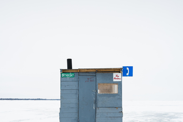 2020 Sony World Photography Awards, Professzionális pályázat, Építészet kategória – Nyertes: Sandra Herber (Kanada) sorozata – Ice Fishing Huts, Lake Winnipeg. Kép © Sandra Herber