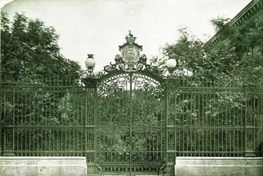 A Festetics-palota kertje, kerítése, kapuja. Fotó: Klösz György, 1870 körül, FSZEK, Budapest Gyűjtemény