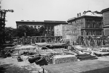 A Pollack-épület építése 1967-ben a Rádió belső udvara felől nézve. Jól látható a magában álló bunker. Fotó: Fortepan / Rádió és Televízió Újság
