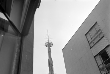 A Rádió épületegyüttese fölé magasodó antenna 1970-ben. Fotó: Fortepan / Szalay Zoltán
