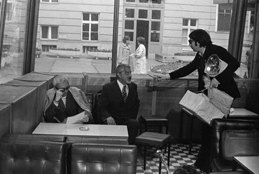 Nagy Tibor riporter, Mensáros László és Verebes István színművészek a Pagodában. 1974. Fotó: Fortepan / Szalay Zoltán