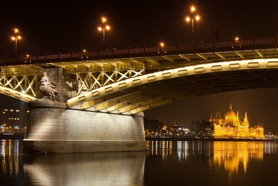 A díszvilágítás alapvetően értékemelő dolog – Interjú Erő Zoltánnal és Deme Lászlóval Budapest díszvilágításáról