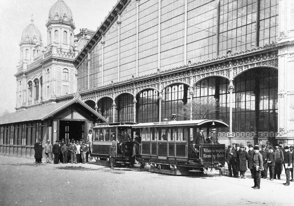 Magyarország,Budapest VI. Teréz körút, a Nagykörúti próbavillamos végállomása a Nyugati pályaudvar előtt. A felvétel 1887-ben készült.