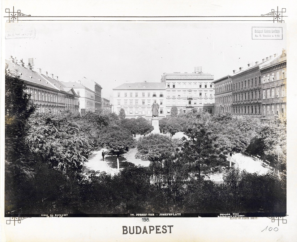 A József nádor tér 1880-1890 között, a háttérben balra a Gross-házzal.  Az eredeti fotó készítője: Klösz György, Kép forrása: Wikipedia