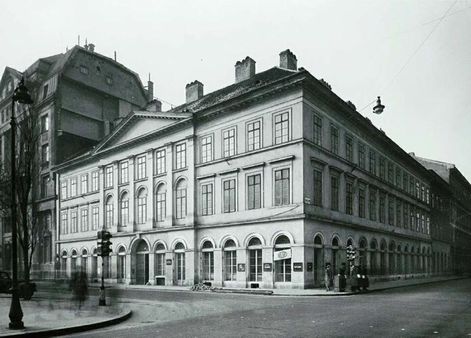A Gross-ház a II. világháborús helyreállítás után, 1953-ban. Kép forrása: A Szellemvárosok Magyarországon - Elhagyatva, POSTABANK Budapest szívében című írás illusztrációi, szellemvarosok.blog.hu